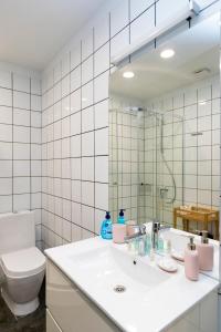 W łazience znajduje się umywalka, toaleta i lustro. w obiekcie Stylish newly renovated 1 BR Apt on the modern Abashidze street w mieście Tbilisi City