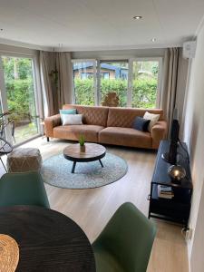 Posezení v ubytování Sfeervol chalet Hoenderloo, de Veluwe