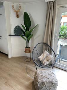 Posezení v ubytování Sfeervol chalet Hoenderloo, de Veluwe