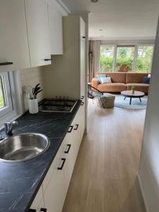 Kuchyň nebo kuchyňský kout v ubytování Sfeervol chalet Hoenderloo, de Veluwe