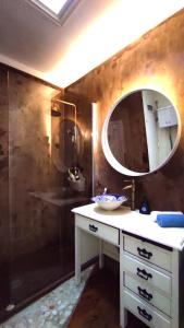 uma casa de banho com um lavatório e um espelho em DockApartment em Vila Nova de Gaia