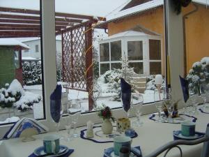 einen Tisch mit Weingläsern und einen schneebedeckten Hof in der Unterkunft Ferienhaus mit Privatpool für 10 Personen ca 150 m in Nachod, Böhmen Ostböhmen in Běloves