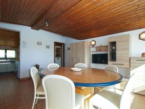 a kitchen and dining room with a table and chairs at Ferienwohnung für 4 Personen ca 64 qm in Premantura, Istrien Istrische Riviera in Premantura