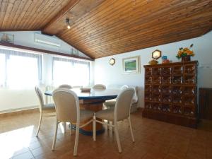 een eetkamer met een tafel en stoelen bij Ferienwohnung für 4 Personen ca 64 qm in Premantura, Istrien Istrische Riviera in Premantura