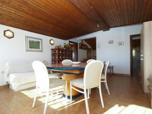 een eetkamer met een tafel en stoelen bij Ferienwohnung für 4 Personen ca 64 qm in Premantura, Istrien Istrische Riviera in Premantura