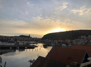 フィエールバッカにあるLillstuga Badholmenの川に沈む夕日を望む市街