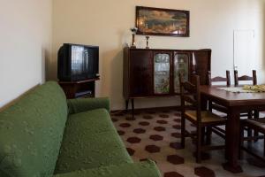 En tv och/eller ett underhållningssystem på Ferienwohnung für 5 Personen ca 80 qm in Monte San Pietrangeli, Adriaküste Italien Küste der Marken
