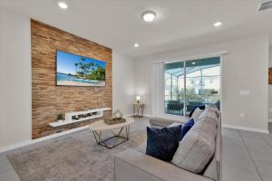 uma sala de estar com um sofá e uma parede de tijolos em Charming Retreat em Orlando
