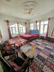 ein Wohnzimmer mit einem Sofa und einem Tisch in der Unterkunft Enchanting Kashmir homestay in Srinagar