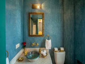Koupelna v ubytování Riad dada Messouda spa