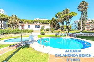Bazén v ubytovaní NUEVO! Algaida Calahonda Beach Studio alebo v jeho blízkosti