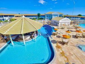 an overhead view of a swimming pool with umbrellas at Lacqua Diroma Flat - Oficial in Caldas Novas