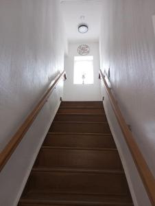 eine Treppe in einem Gebäude mit Fenster in der Unterkunft Maison avec jardin in Caen