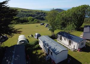 een luchtzicht op een camping met tenten bij Lynmouth Holiday Retreat in Lynton