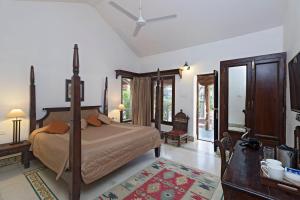 Dechu的住宿－Manvār Shergarh , The Desert Resort，卧室配有一张床
