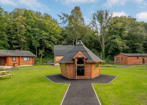 una pequeña cabaña en medio de un campo de hierba en Gadgirth Estate Lodges, en Annbank