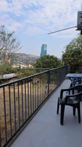 d'un balcon avec deux chaises et une table. dans l'établissement Stylish Apartment in the city center, à Tbilissi