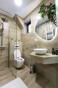 ein Badezimmer mit Toilette, Waschbecken und Dusche in der Unterkunft Moonlight Studio in Pristina