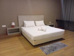 a bedroom with a bed with white sheets and pillows at Platinum suites klcc by Fifty One in Kuala Lumpur +41 photos