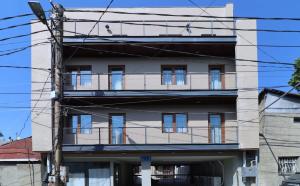 een gebouw met een balkon aan de zijkant bij Charming 1BR Apartment In the Old Tbilisi in Tbilisi City