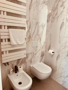 バーリにあるPiccinni Exclusive Suite 5の白いトイレと洗面台のあるバスルーム +12枚の写真