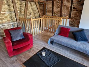una sala de estar con un sofá y una silla en Maison Ambre, en Figeac 9 fotos más