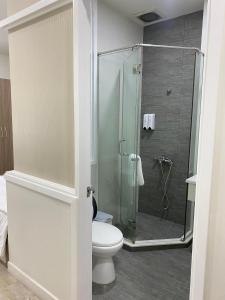une salle de bain avec toilettes et douche en verre dans l'établissement Hotel GreenRiver, à Hô-Chi-Minh-Ville