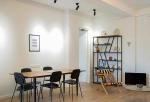 Khu vực ghế ngồi tại 2BR Colorful Apt on Vera Near Stamba - By Wehost