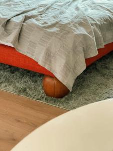 Una cama o camas en una habitación de Chic Studio near Fabrika-By Wehost