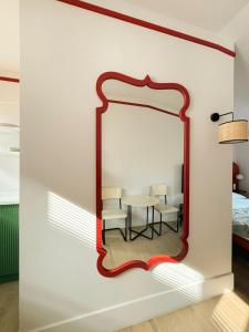 Una cama o camas en una habitación de Chic Studio near Fabrika-By Wehost