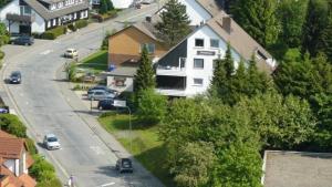 een wit huis aan de kant van een straat bij Ferienwohnung für 2 Personen ca 31 qm in Altenau, Harz Oberharz in Altenau