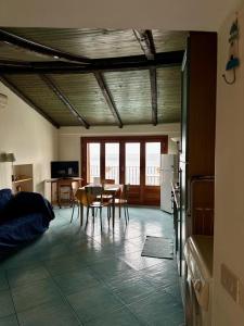 - une cuisine et une salle à manger avec une table et des chaises dans l'établissement Casa Vela B&B, à Scilla
