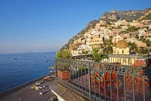 Una vista de una ciudad en una colina junto al agua en Buca Di Bacco en Positano