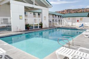 Bazén v ubytování Motel 6-The Dalles, OR nebo v jeho okolí