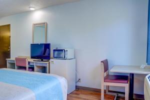 TV a/nebo společenská místnost v ubytování Motel 6-The Dalles, OR