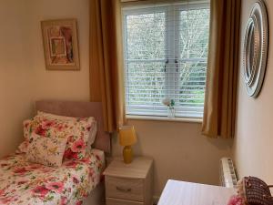 een slaapkamer met een bed en een raam bij Captivating 2-Bed Cottage in Grewelthorpe in Grewelthorpe