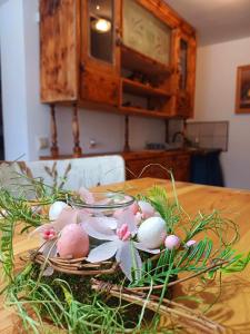 Ein Haufen Eier auf einem Holztisch in der Unterkunft Dom Pracy Twórczej Macondo 