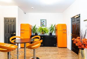uma mesa e cadeiras numa sala com objectos laranja em Christian Retreat Holiday Let em Blackpool
