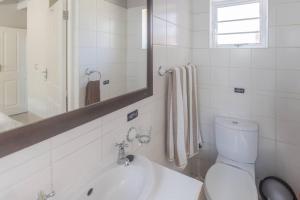 Koupelna v ubytování Compact & Comfortable in the Cape St Francis Resort + 9 fotografií