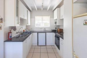 Kuchyň nebo kuchyňský kout v ubytování Compact & Comfortable in the Cape St Francis Resort