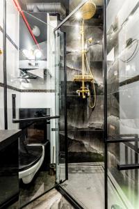 a glass shower in a bathroom with a toilet at Apartament Wonderland by Managerent in Słupsk