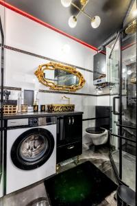 uma casa de banho com uma máquina de lavar roupa e um lavatório em Apartament Wonderland by Managerent em Słupsk