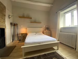 ein Schlafzimmer mit einem weißen Bett und einem Fenster in der Unterkunft Sculpture Park Cottage in Penistone