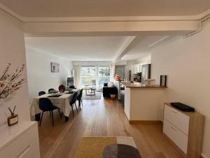 uma cozinha e sala de estar com uma mesa e uma sala de jantar em Cosy apartment at Gates of Paris em Vincennes