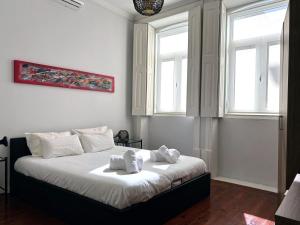 um quarto com uma cama com duas toalhas em Covelo Apartment no Porto