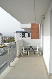 balkon ze stołem i krzesłami w budynku w obiekcie Apartament Rakownica w Jeleniej Górze