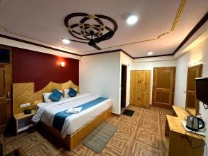 Postelja oz. postelje v sobi nastanitve Krishana Cottage A Pure Veg !!!300 m From Hadimba Temple!!!Balcony Rooms!!!Veg Restaurant!!!Couple Friendly!!!Family Cottage!!!