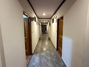 Fotografija v galeriji nastanitve Krishana Cottage A Pure Veg !!!300 m From Hadimba Temple!!!Balcony Rooms!!!Veg Restaurant!!!Couple Friendly!!!Family Cottage!!! v mestu Manāli