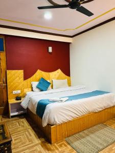 Postelja oz. postelje v sobi nastanitve Krishana Cottage A Pure Veg !!!300 m From Hadimba Temple!!!Balcony Rooms!!!Veg Restaurant!!!Couple Friendly!!!Family Cottage!!!