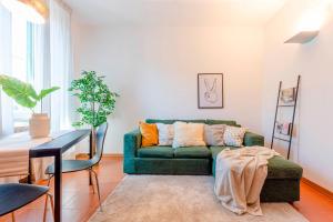 a living room with a green couch and a table at Perfect Spa Location - Between Pisa, Lucca and Florence! - Netflix & Youtube Premium included in Montecatini Terme +1 photo
